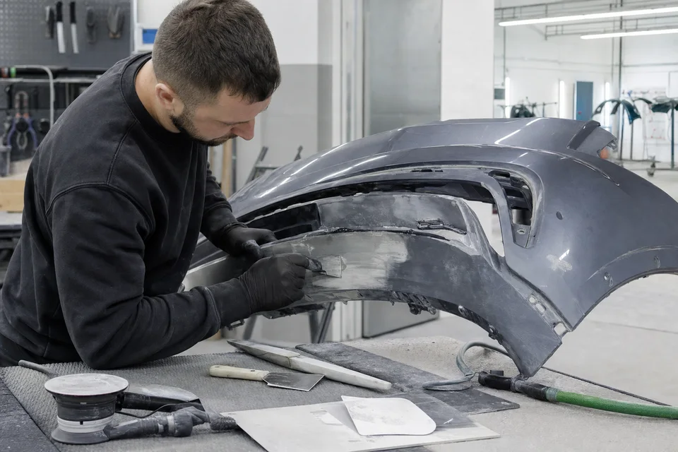 Specialistas remontuoja nuimtą automobilio bamperį